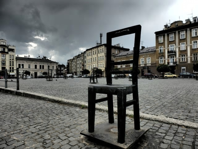 英雄広場に散らばる子供たちの椅子