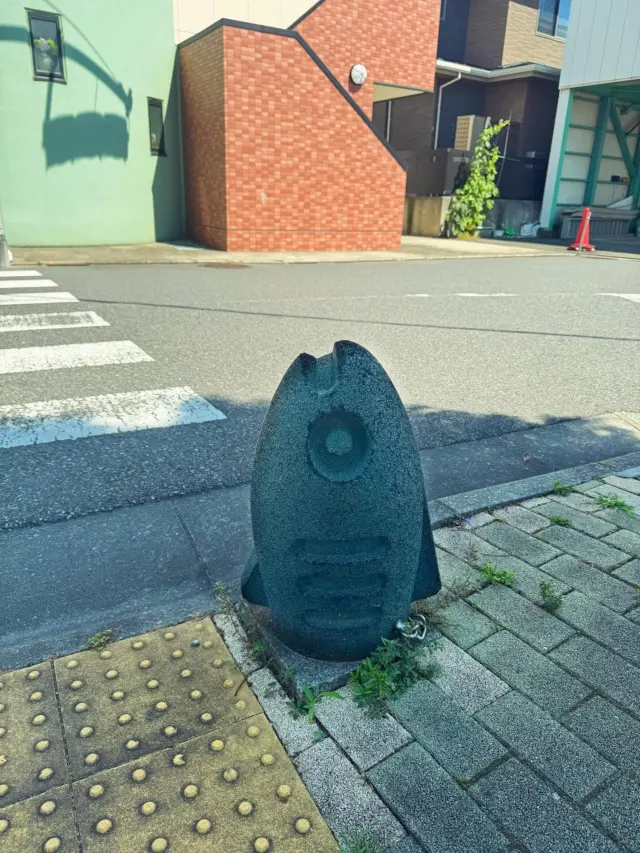 暑い〜🥵出先にて。暑過ぎて魚が地面から出てきた🐟可愛い石柱だなー。
→帰り道に見かけた空。地震雲じゃないといいんだけど

#パックパッカー #新しい旅に出る準備はいつだって出来ている