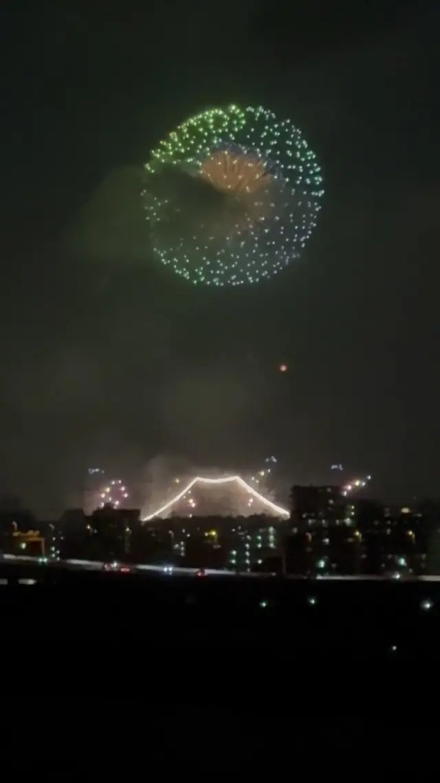 今日も花火を観に🎆
あっちこっちで花火大会でいくつもの花火が。
江戸川区の花火大会って初めて見たけど、凄いカッコよくて感動した🥹ポーランド、クラクフの最終日に見たやつくらい良かった✨まだまだ花火見たい！中止にならないで！

#花火大会2025 #江戸川区花火大会2025 #japanfireworks #バッグパッカー #新しい旅に出る準備はいつだって出来ている