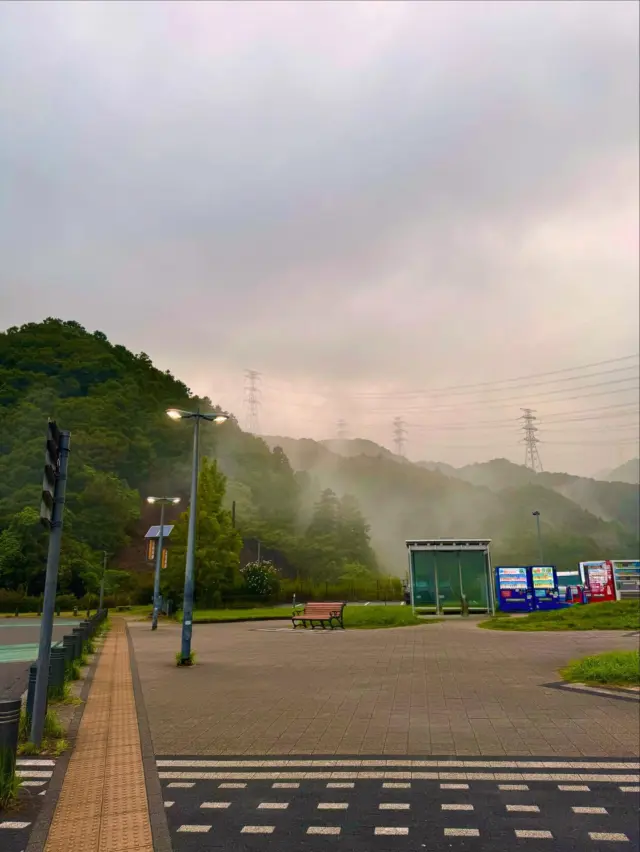 景色がスッキリ見えない時は残念でもあるけど、雲が見える幻想的な景色も好き！

"愛犬と行く馬籠宿"更新しました。https://sayon-distantjourney.com/negitomagomejuku　プロフィール欄URLから飛べます。
アメブロの方も更新しました。https://ameblo.jp/harcosmile-clover/entry-12925906779.html

#旅ワン #犬と旅行 #愛犬と旅行 #ペット同伴可 #馬籠宿 #バッグパッカー #新しい旅に出る準備はいつだって出来ている
