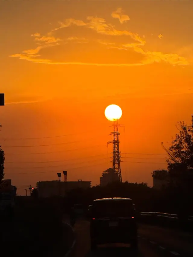 今日、帰り際に見た夕日が凄く大きくて綺麗で、カンボジアのプノンペンで見た夕日を思い出した。

#バックパッカー #backpacker #sunset #新しい旅に出る準備はいつだって出来ている